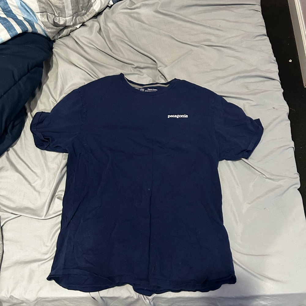 Patagonia Men's Navy Blue T-Shirt